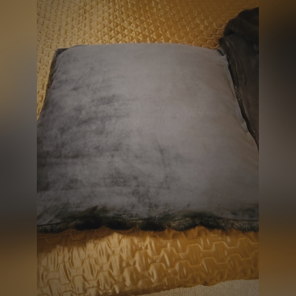 Donna Salyers Fabulous Fur Brown Throw - Picture 9 of 11